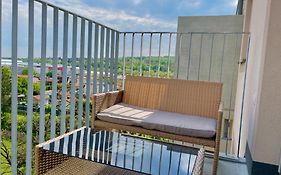 Bright Modern Flat With Balcony